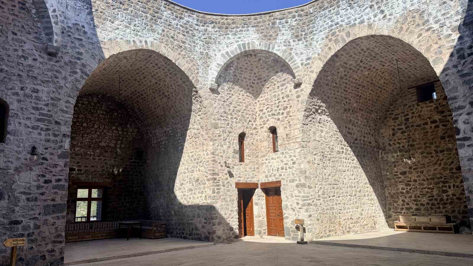 Anadolunun ilk medreselerinden 869 yıllık Yağıbasan Medresesi zamana direniyor
