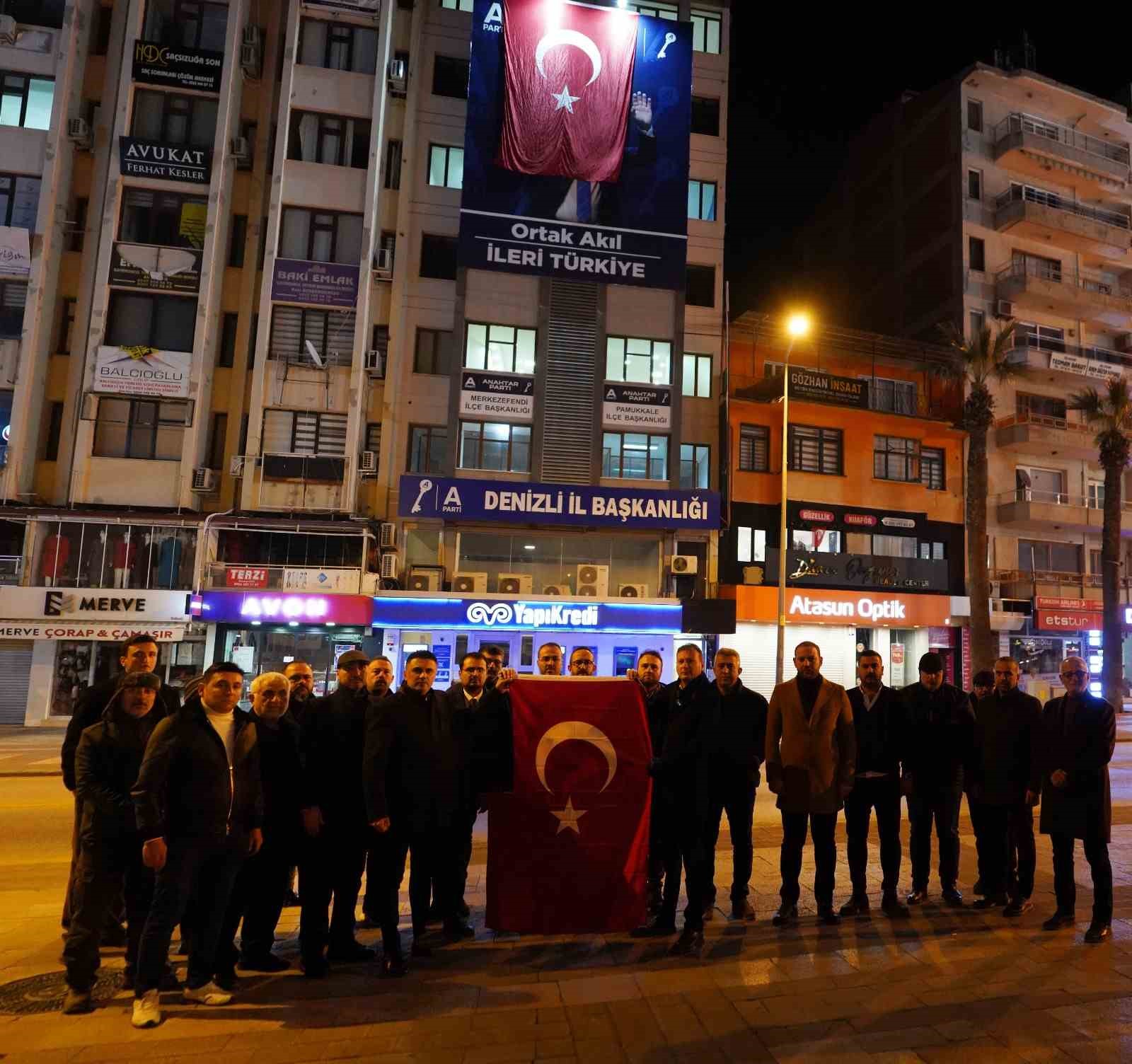 Anahtar Parti Denizli il binasına dev Türk bayrağı asıldı
