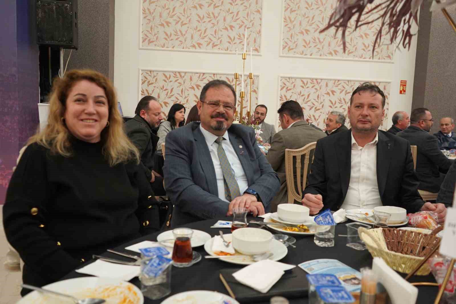 Anahtar Partisi Denizli İl Başkanı Sarun İdmanyurdu’nun iftar yemeğine katıldı
Anahtar Partisi Denizli İl Başkanı Sarun İdmanyurdu’nun iftar yemeğine katıldı