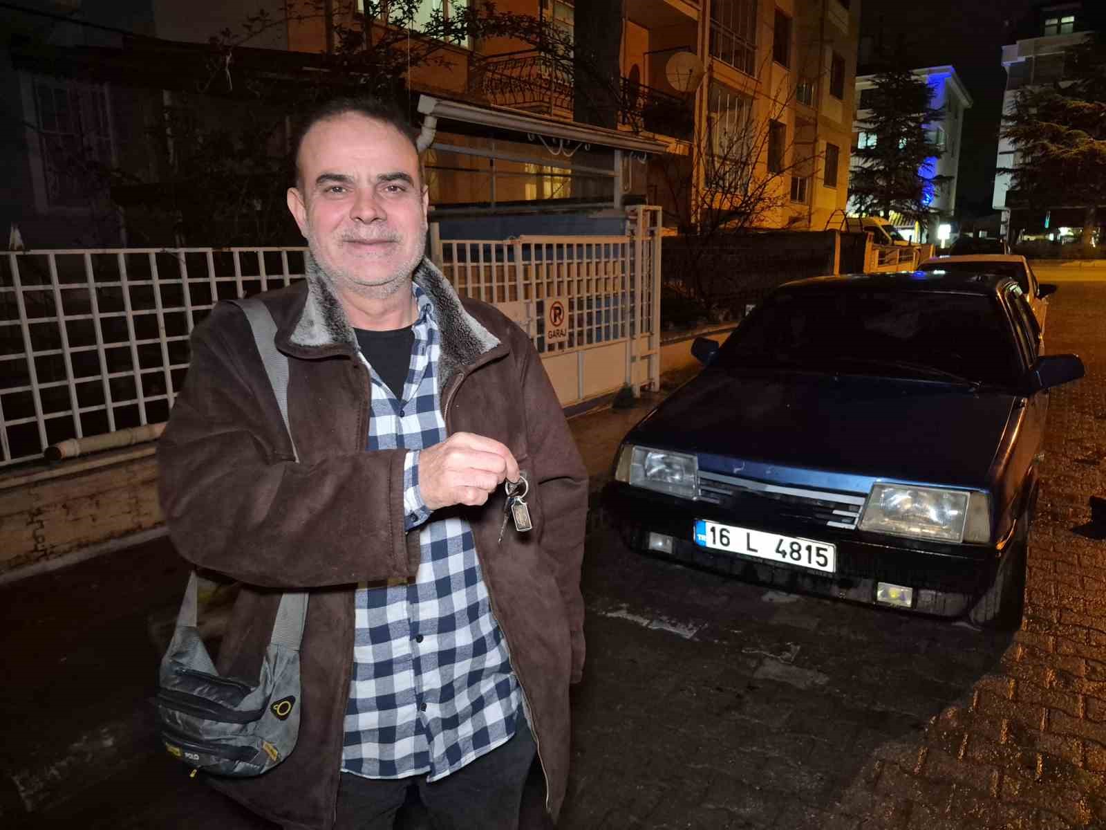 Anahtarı kontakta unutulan ve kendiliğinden kilitlenen otomobilin kapısını çilingir açtı
