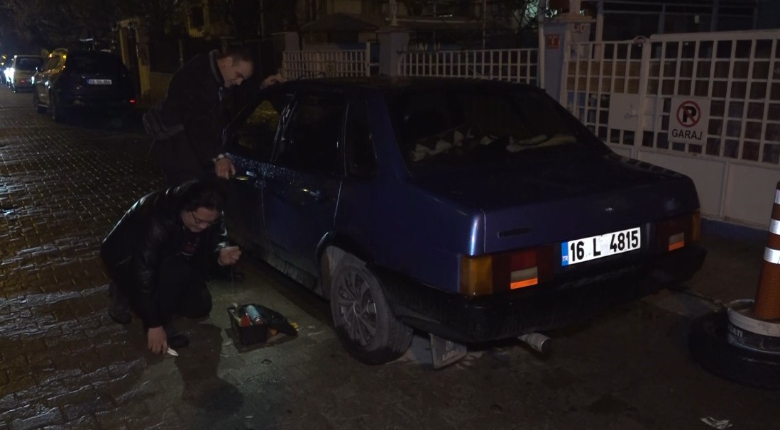Anahtarı kontakta unutulan ve kendiliğinden kilitlenen otomobilin kapısını çilingir açtı
