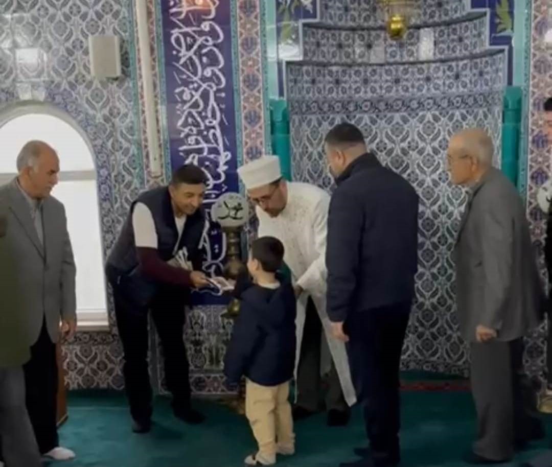 Anamur’da bayram namazı sonrası çocuklara harçlık dağıtıldı
Anamur’da bayram namazı sonrası çocuklara harçlık dağıtıldı