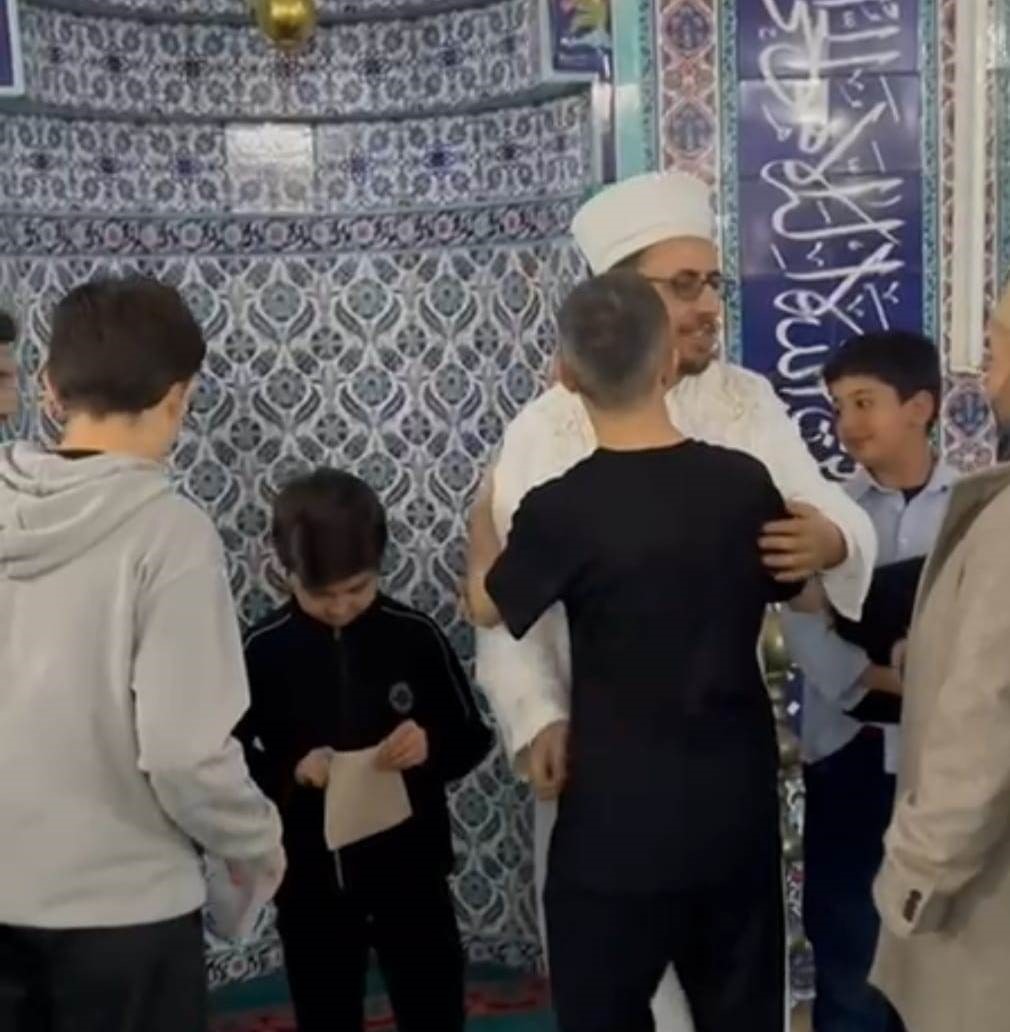 Anamur’da bayram namazı sonrası çocuklara harçlık dağıtıldı
Anamur’da bayram namazı sonrası çocuklara harçlık dağıtıldı