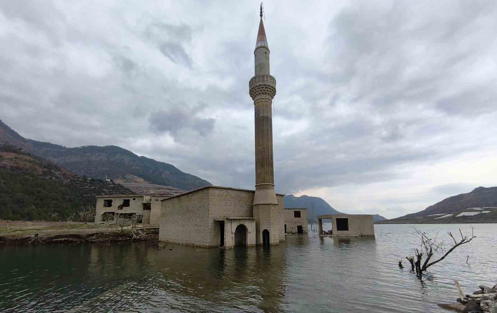 Anamur’da sular altında kalan köyden geriye bir minare kaldı
Anamur’da sular altında kalan köyden geriye bir minare kaldı