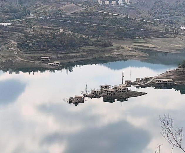 Anamur’da sular altında kalan köyden geriye bir minare kaldı
Anamur’da sular altında kalan köyden geriye bir minare kaldı