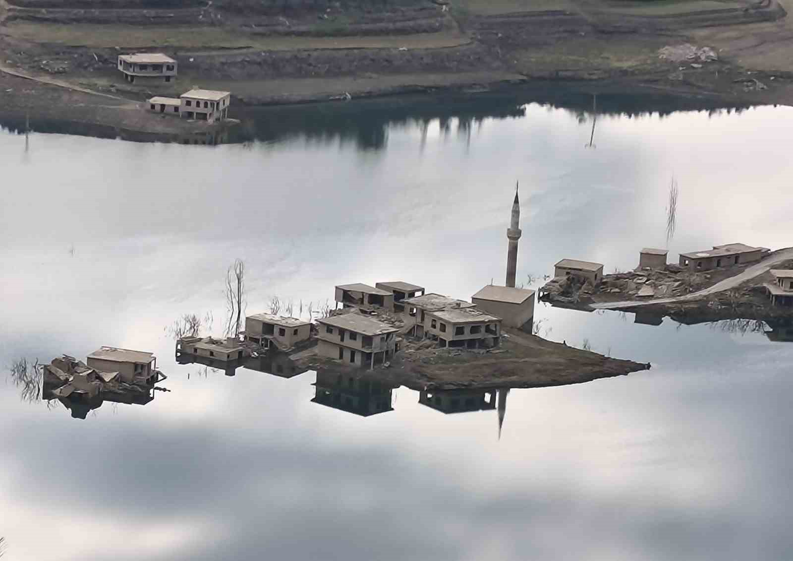 Anamur’da sular altında kalan köyden geriye bir minare kaldı
Anamur’da sular altında kalan köyden geriye bir minare kaldı