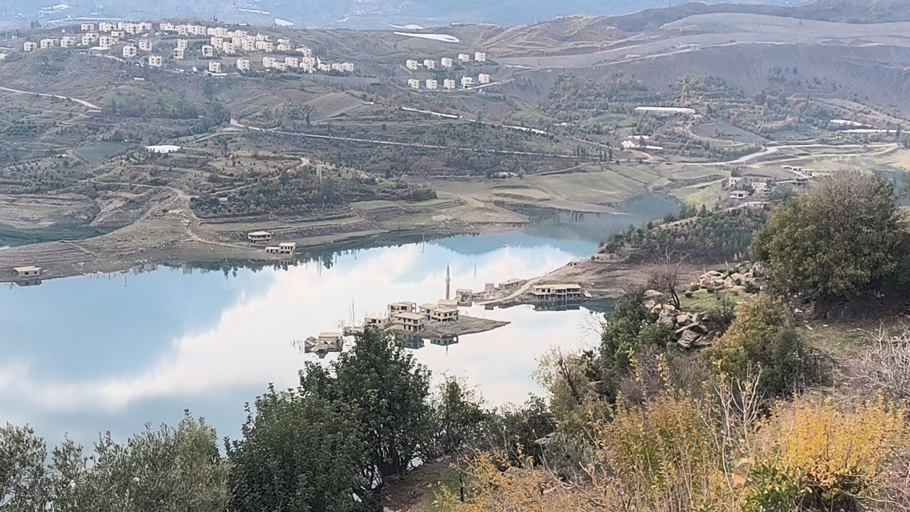 Anamur’da sular altında kalan köyden geriye bir minare kaldı
Anamur’da sular altında kalan köyden geriye bir minare kaldı