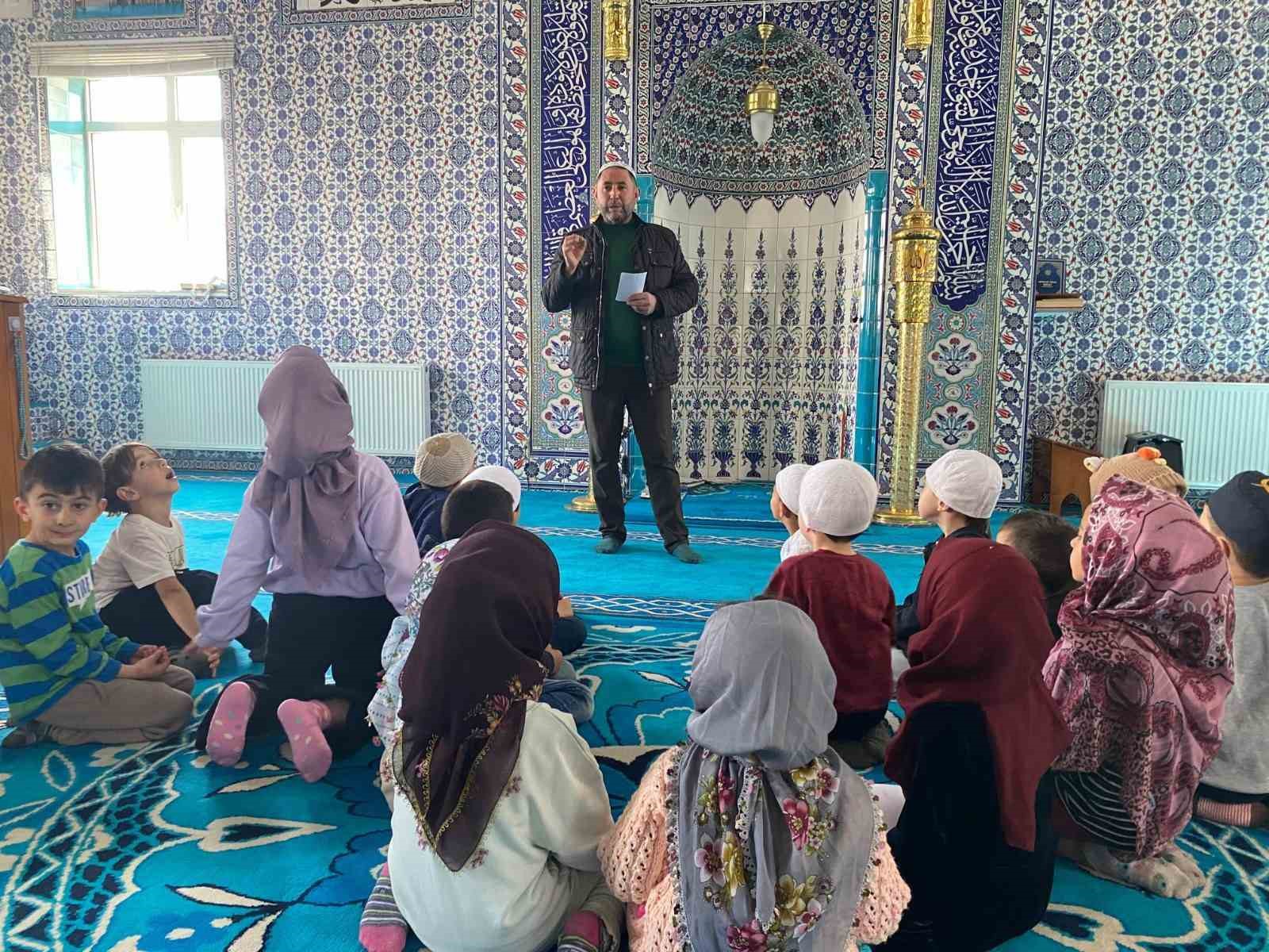 Anaokulu öğrencileri Fatih Camii’ni ziyaret etti
