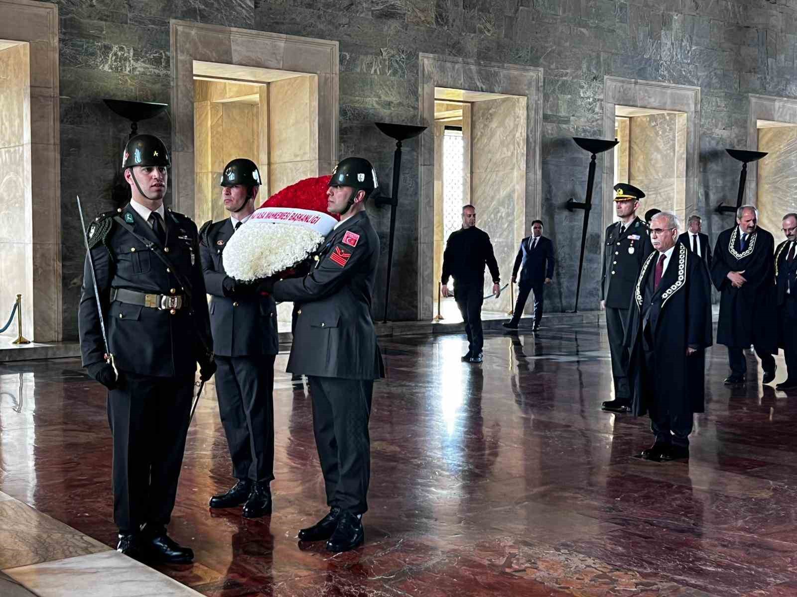 Anayasa Mahkemesi heyeti Anıtkabir’i ziyaret etti
