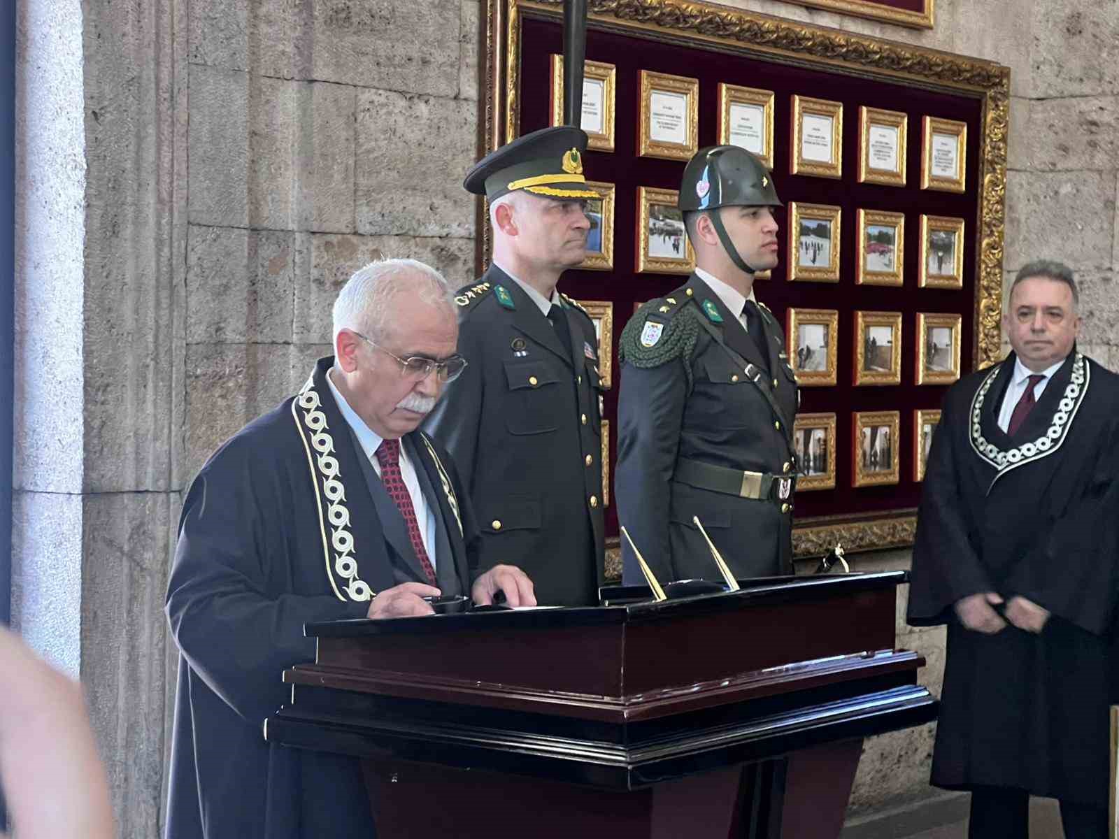 Anayasa Mahkemesi heyeti Anıtkabir’i ziyaret etti
