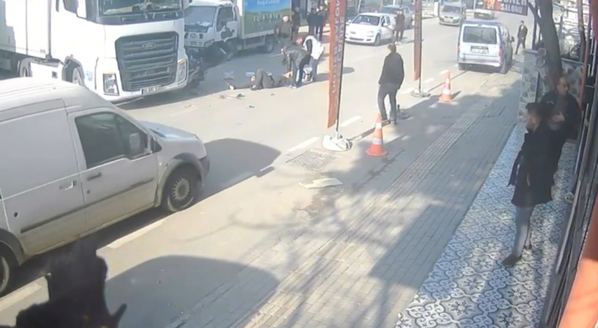 Anayola çıkan tıra, motokurye böyle çarptı
