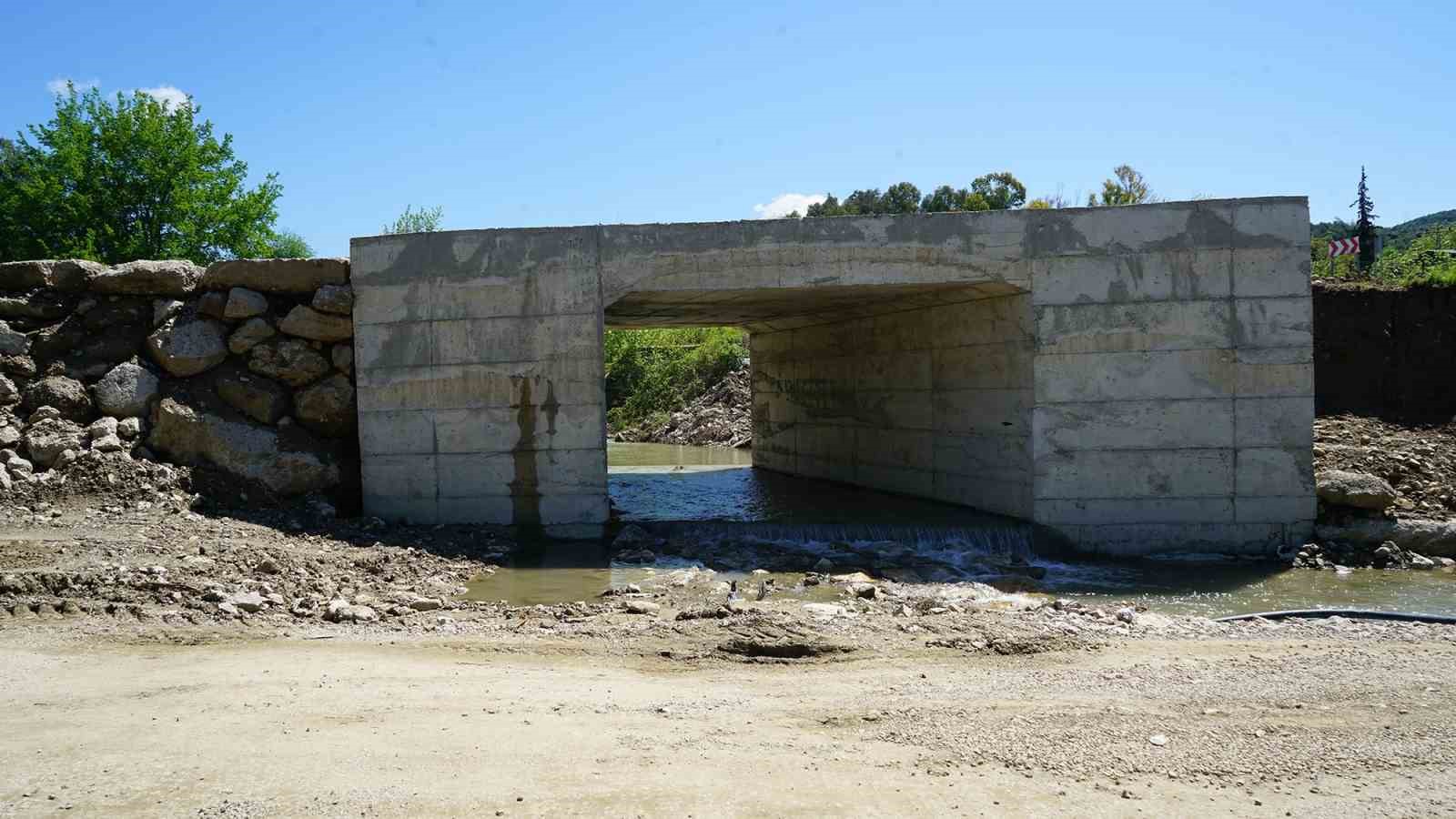 Andırın’da 5 mahalleye ulaşım sağlayan köprü menfezde sona gelindi
