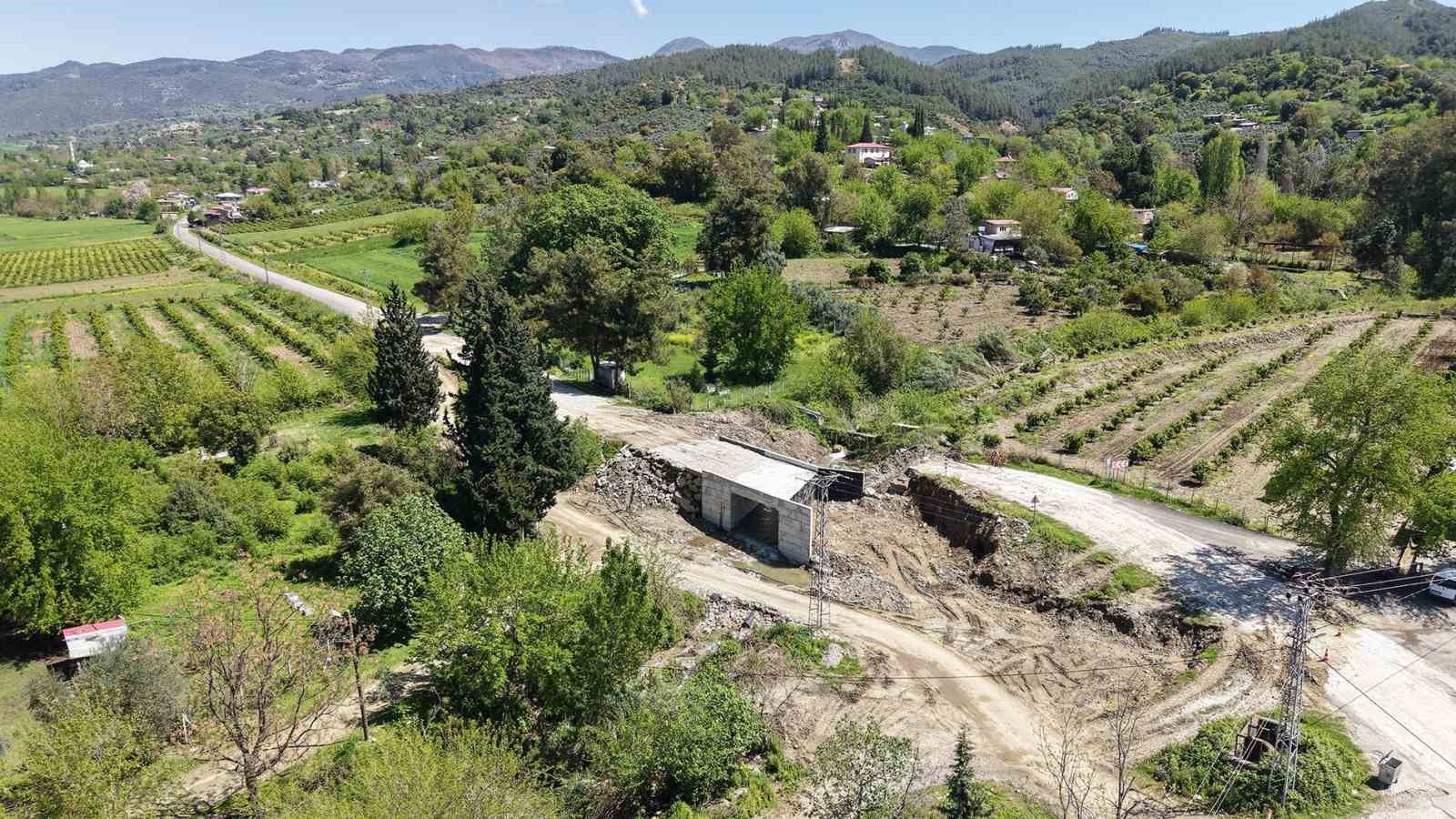 Andırın’da 5 mahalleye ulaşım sağlayan köprü menfezde sona gelindi
