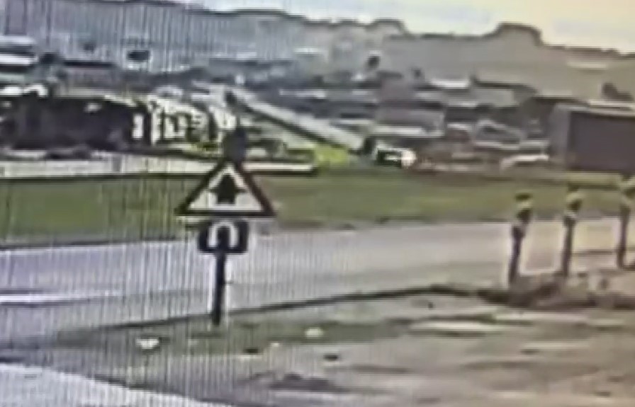 Ani manevra yapan motosikletliye otomobil çarptı
