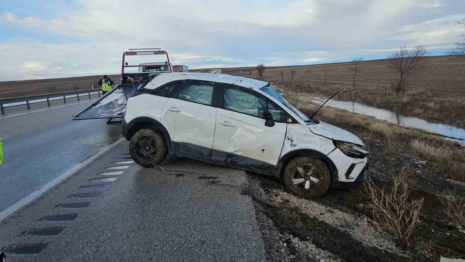 Aniden bastıran dolu ve fırtına kazalara neden oldu: 2 yaralı
