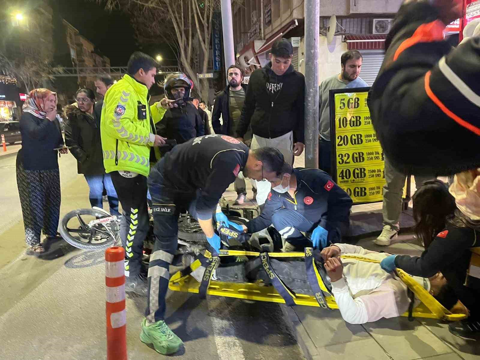 Aniden duran otomobile motosiklet çarptı: 1 yaralı
