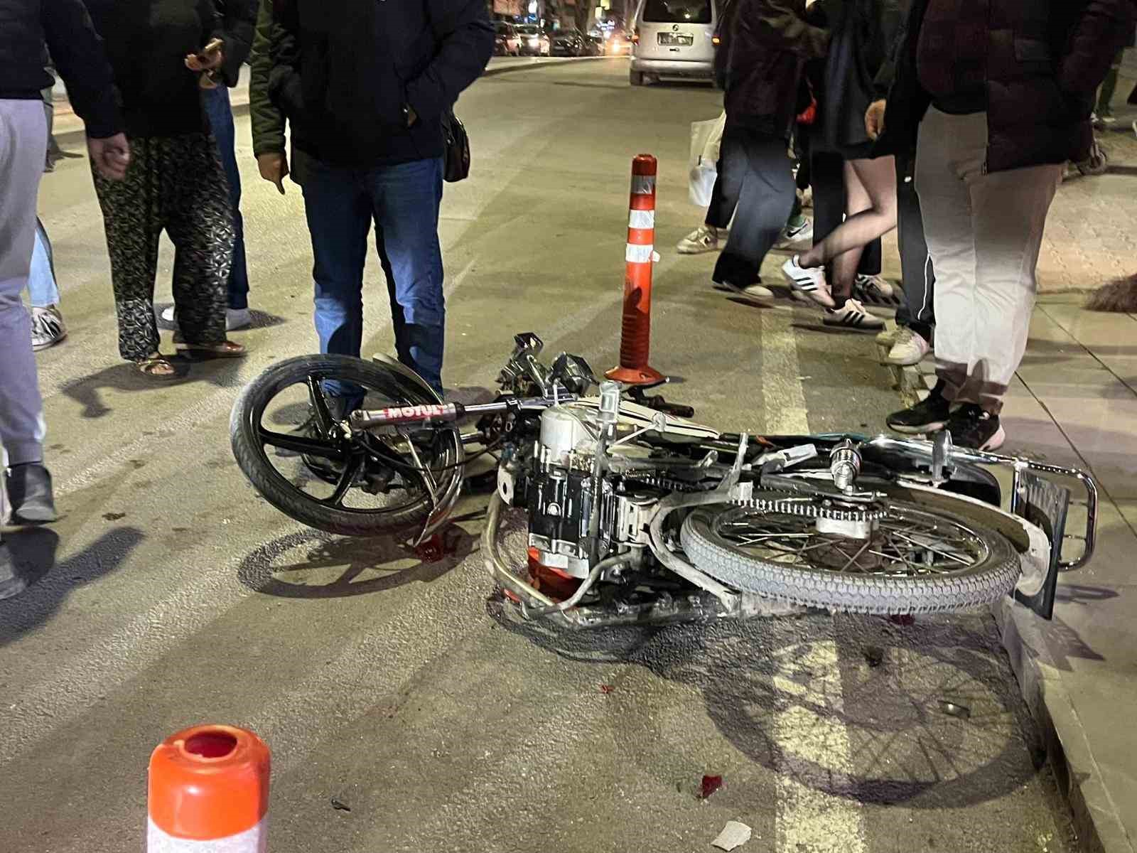 Aniden duran otomobile motosiklet çarptı: 1 yaralı
