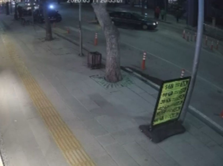 Aniden duran otomobile motosiklet çarptı: 1 yaralı
