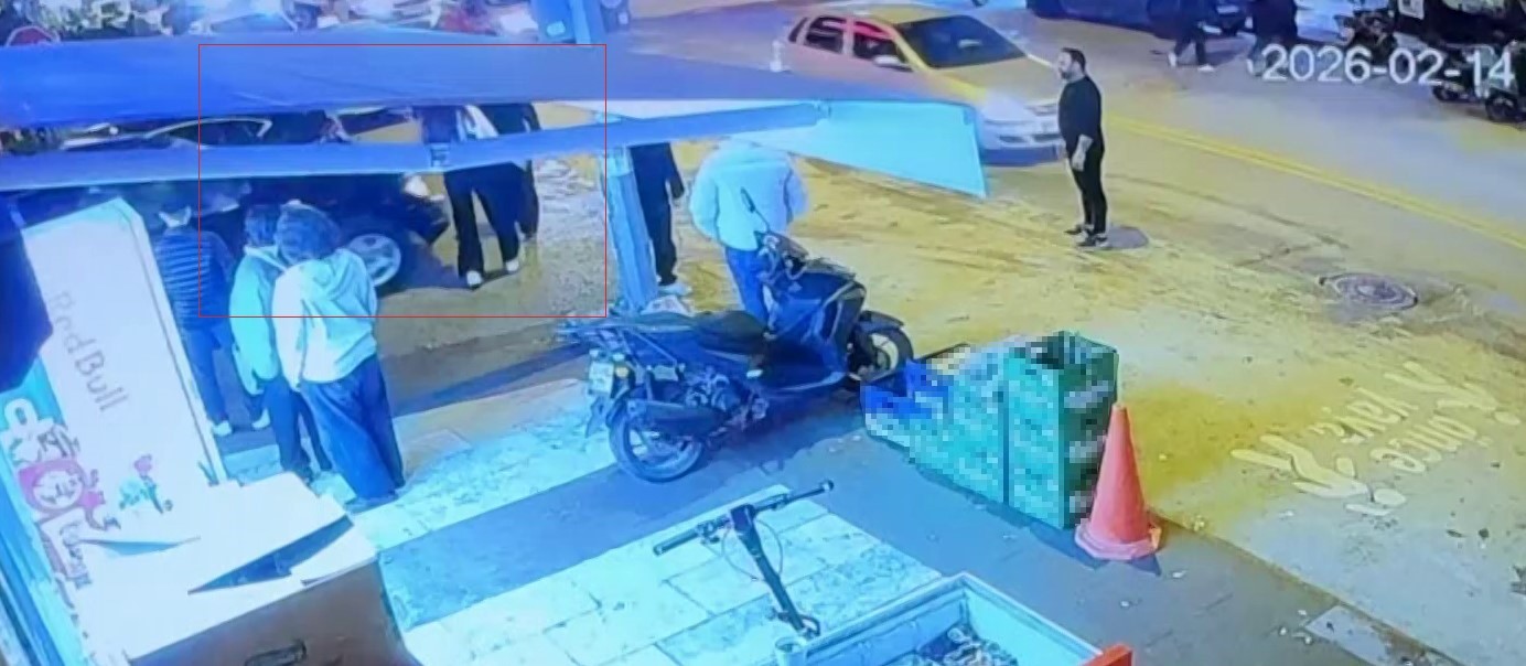 Aniden hareket eden otomobil yaya ve araçların arasına daldı
Aniden hareket eden otomobil yaya ve araçların arasına daldı