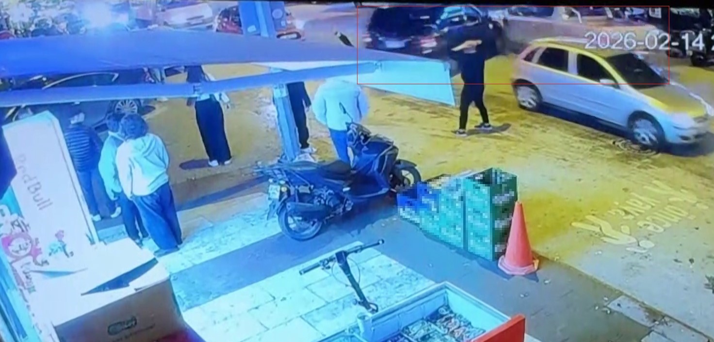 Aniden hareket eden otomobil yaya ve araçların arasına daldı
Aniden hareket eden otomobil yaya ve araçların arasına daldı