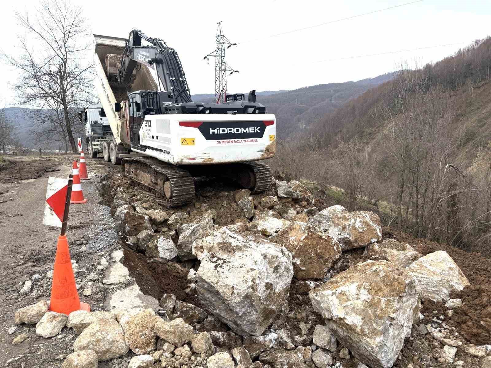 Anında müdahale edildi heyelanın izleri giderildi
