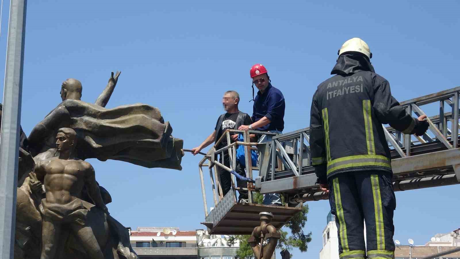 Anıtın tepesinde kulaklık takıp dans etti yanına kimseyi yaklaştırmadı
