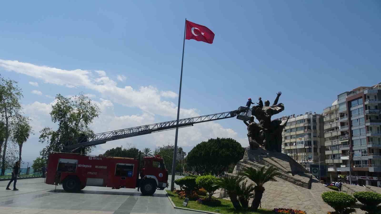 Anıtın tepesinde kulaklık takıp dans etti yanına kimseyi yaklaştırmadı
