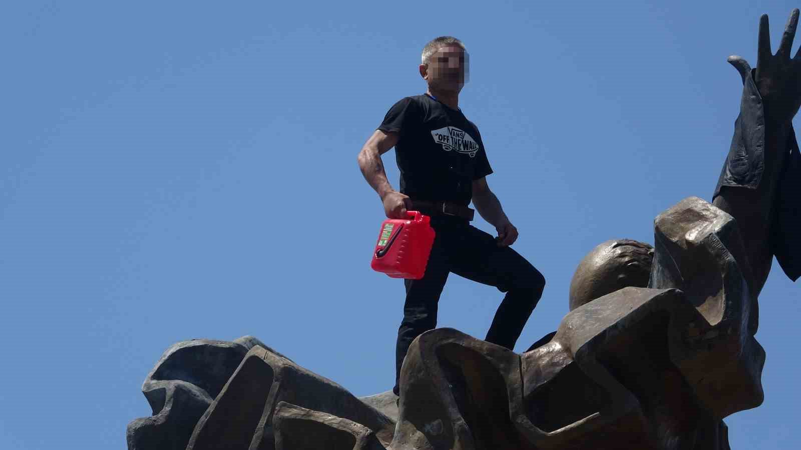 Anıtın tepesinde kulaklık takıp dans etti yanına kimseyi yaklaştırmadı
