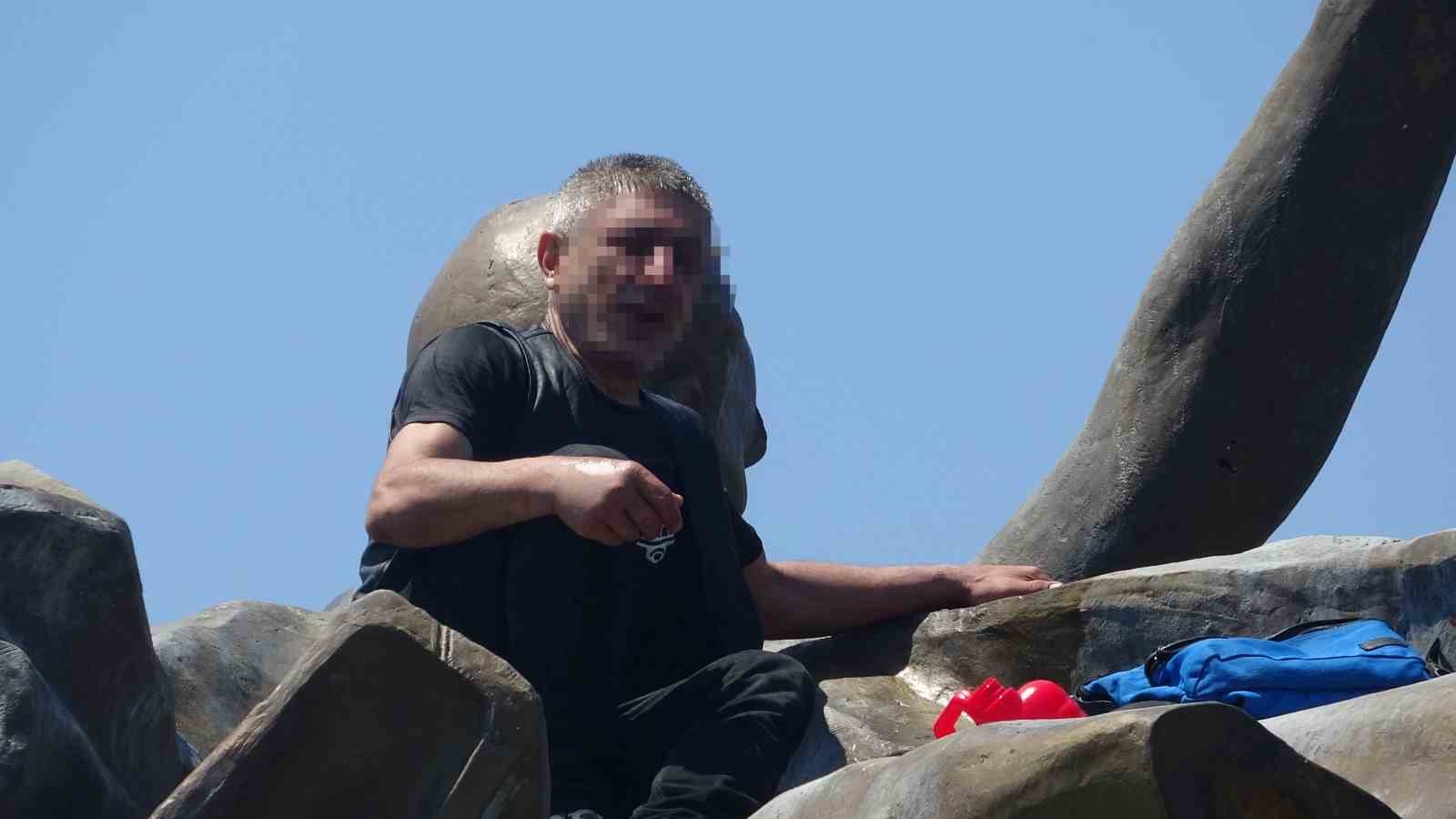 Anıtın tepesinde kulaklık takıp dans etti yanına kimseyi yaklaştırmadı
