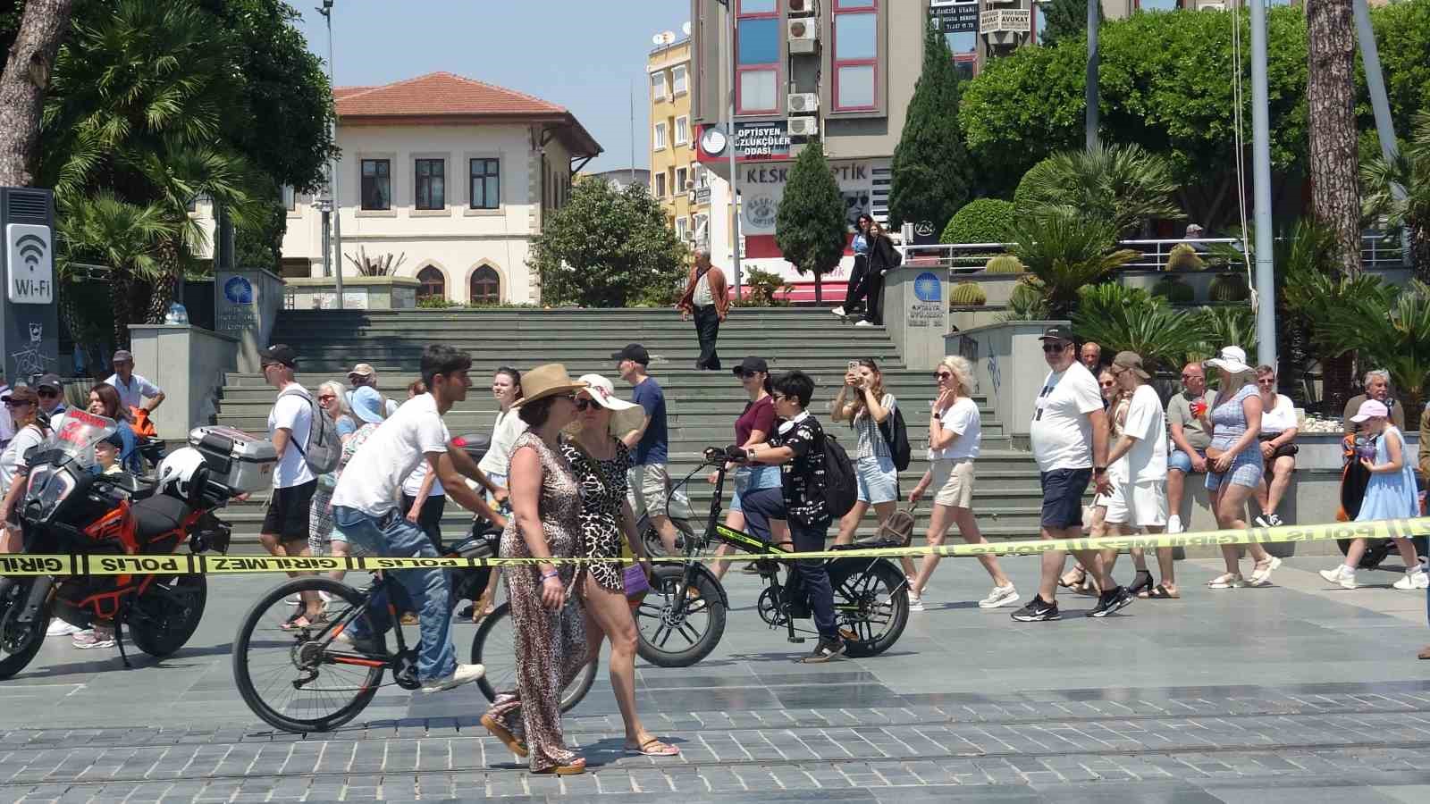 Anıtın tepesinde kulaklık takıp dans etti yanına kimseyi yaklaştırmadı
