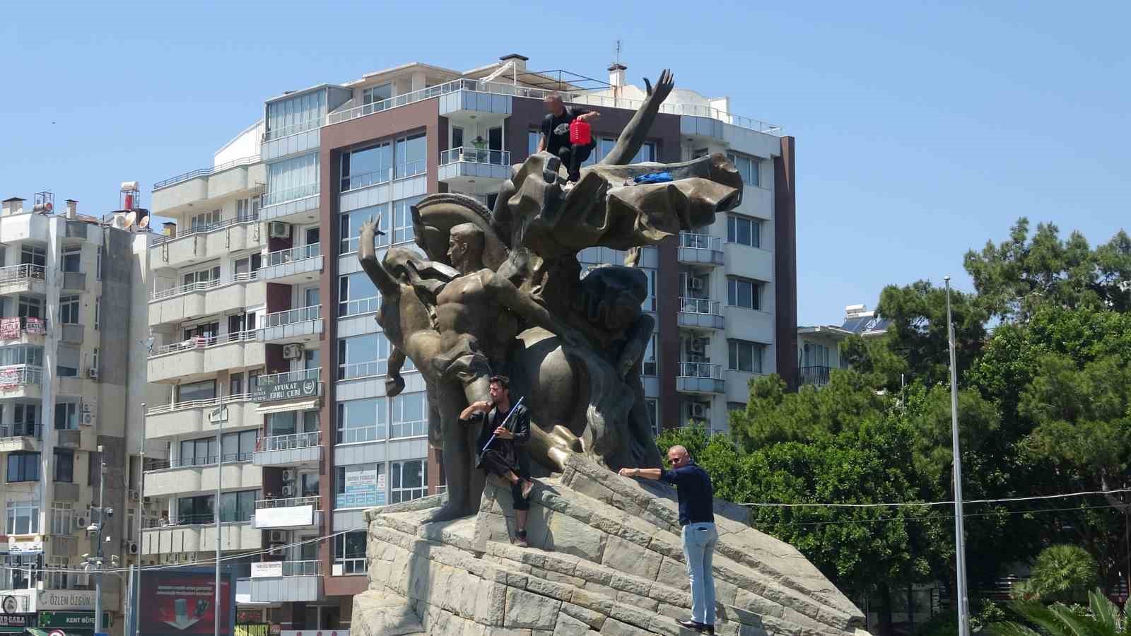 Anıtın tepesinde kulaklık takıp dans etti yanına kimseyi yaklaştırmadı
