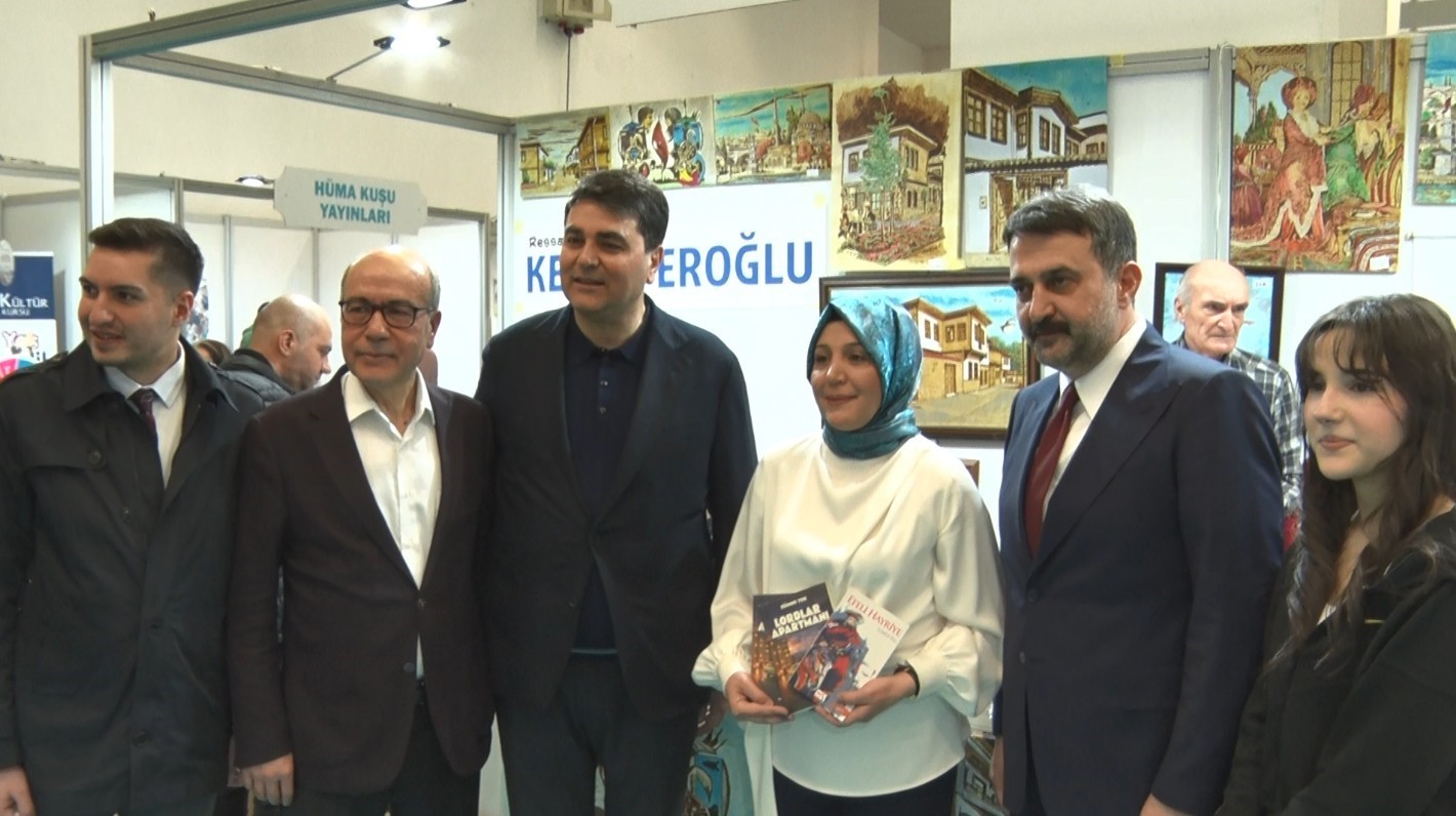 Ankara Kitap Fuarı’nda son gün: Askıda kitap uygulaması dikkat çekti
Ankara Kitap Fuarı’nda son gün: Askıda kitap uygulaması dikkat çekti