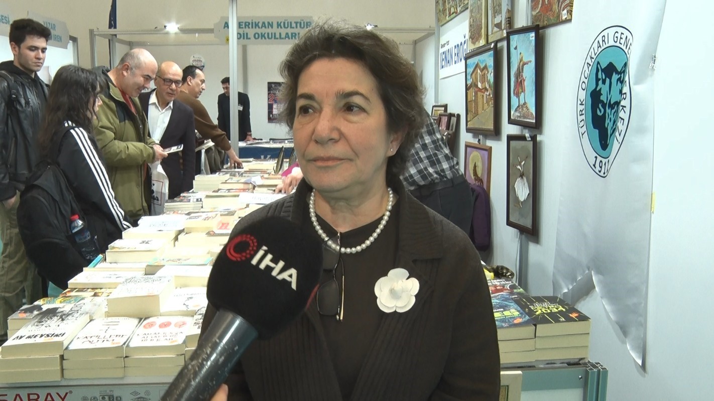 Ankara Kitap Fuarı’nda son gün: Askıda kitap uygulaması dikkat çekti
Ankara Kitap Fuarı’nda son gün: Askıda kitap uygulaması dikkat çekti