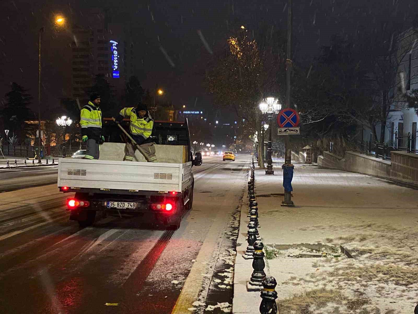 Ankara yeni yıla kar yağışı ile girdi
