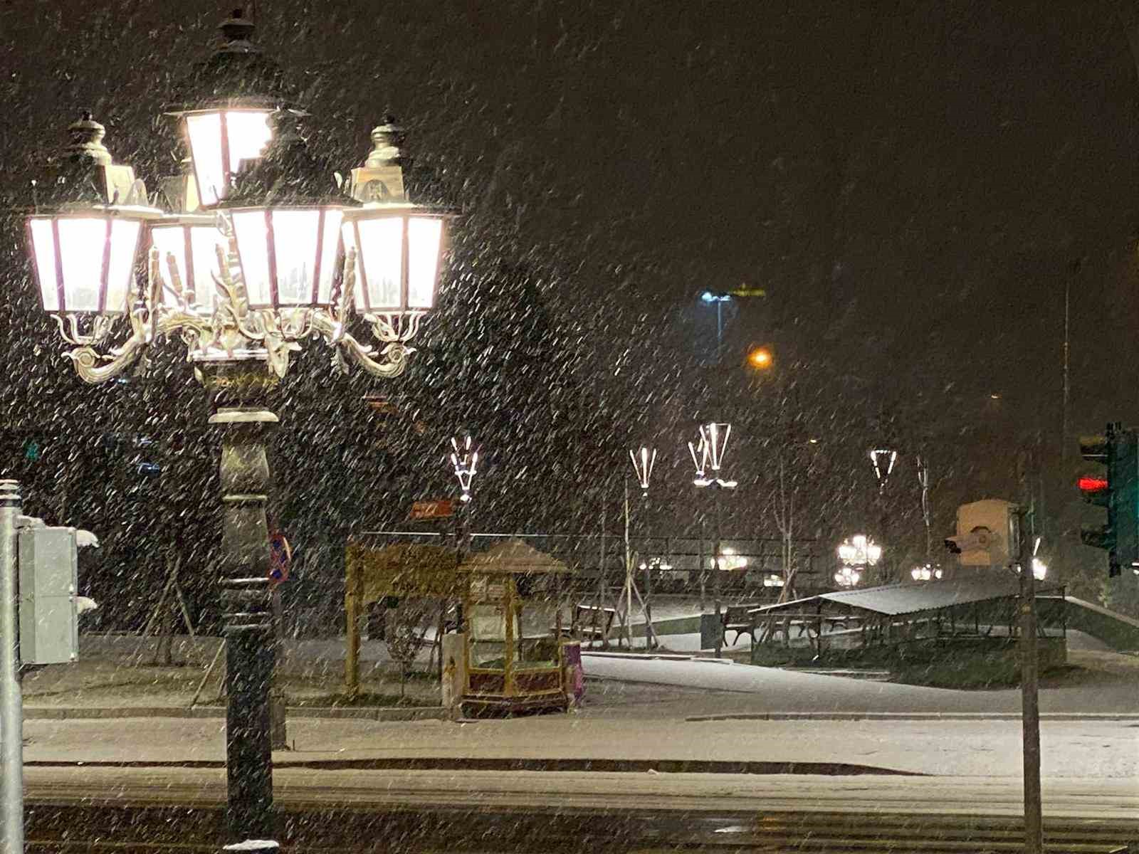 Ankara yeni yıla kar yağışı ile girdi

