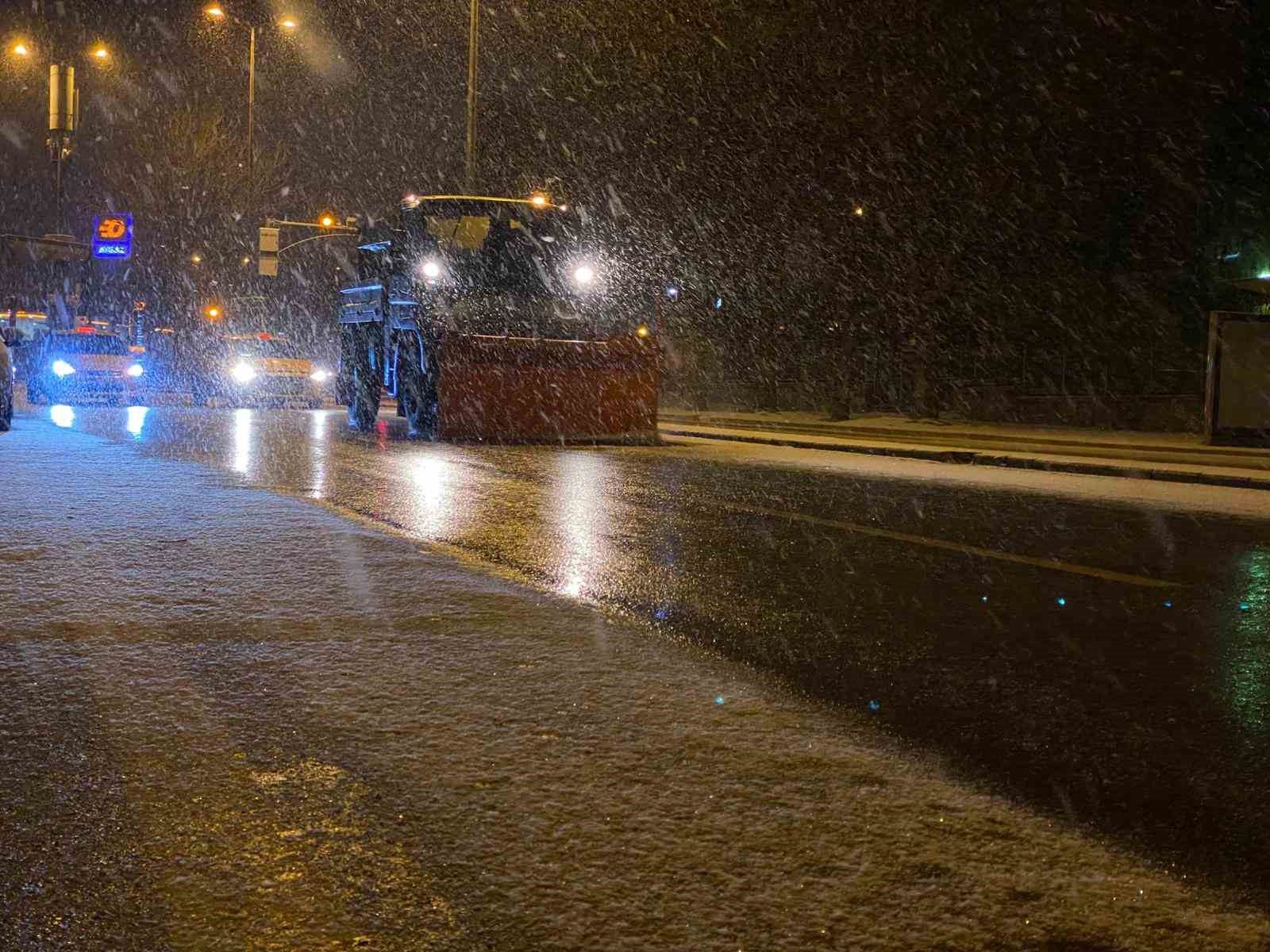 Ankara yeni yıla kar yağışı ile girdi
