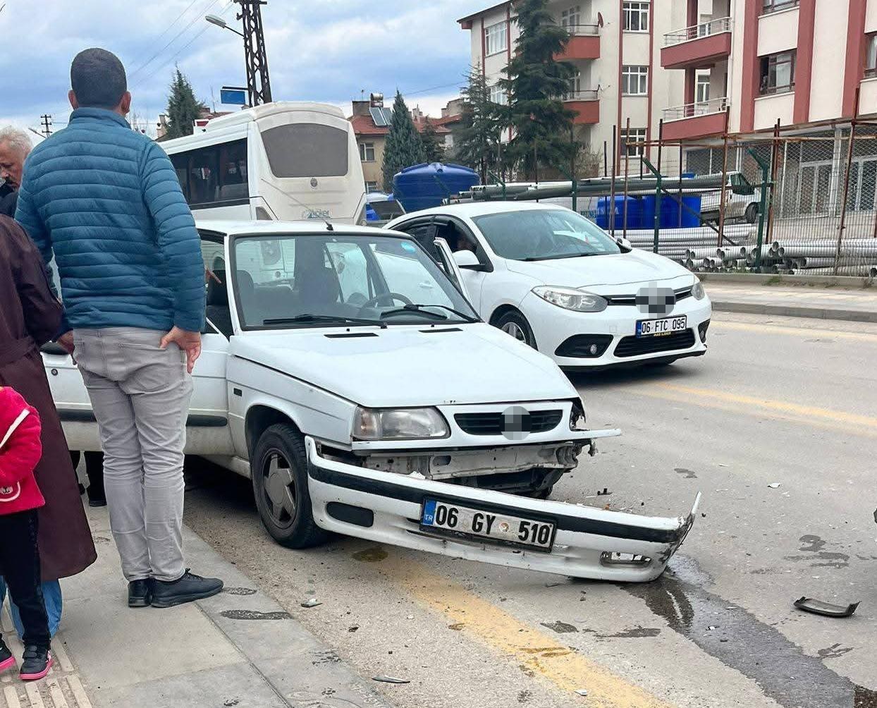 Ankara’da 3 araçlı zincirleme kaza: 3 yaralı
