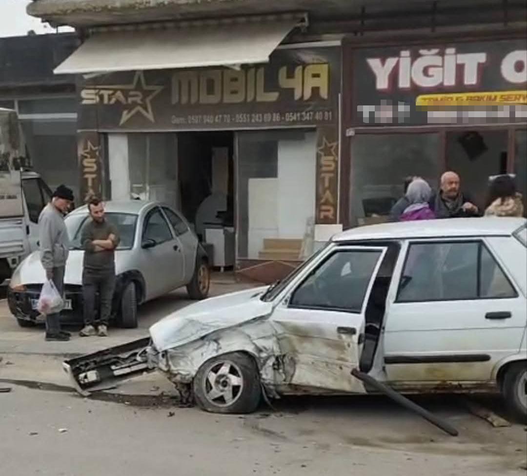 Ankara’da 3 araçlı zincirleme kaza: 3 yaralı
