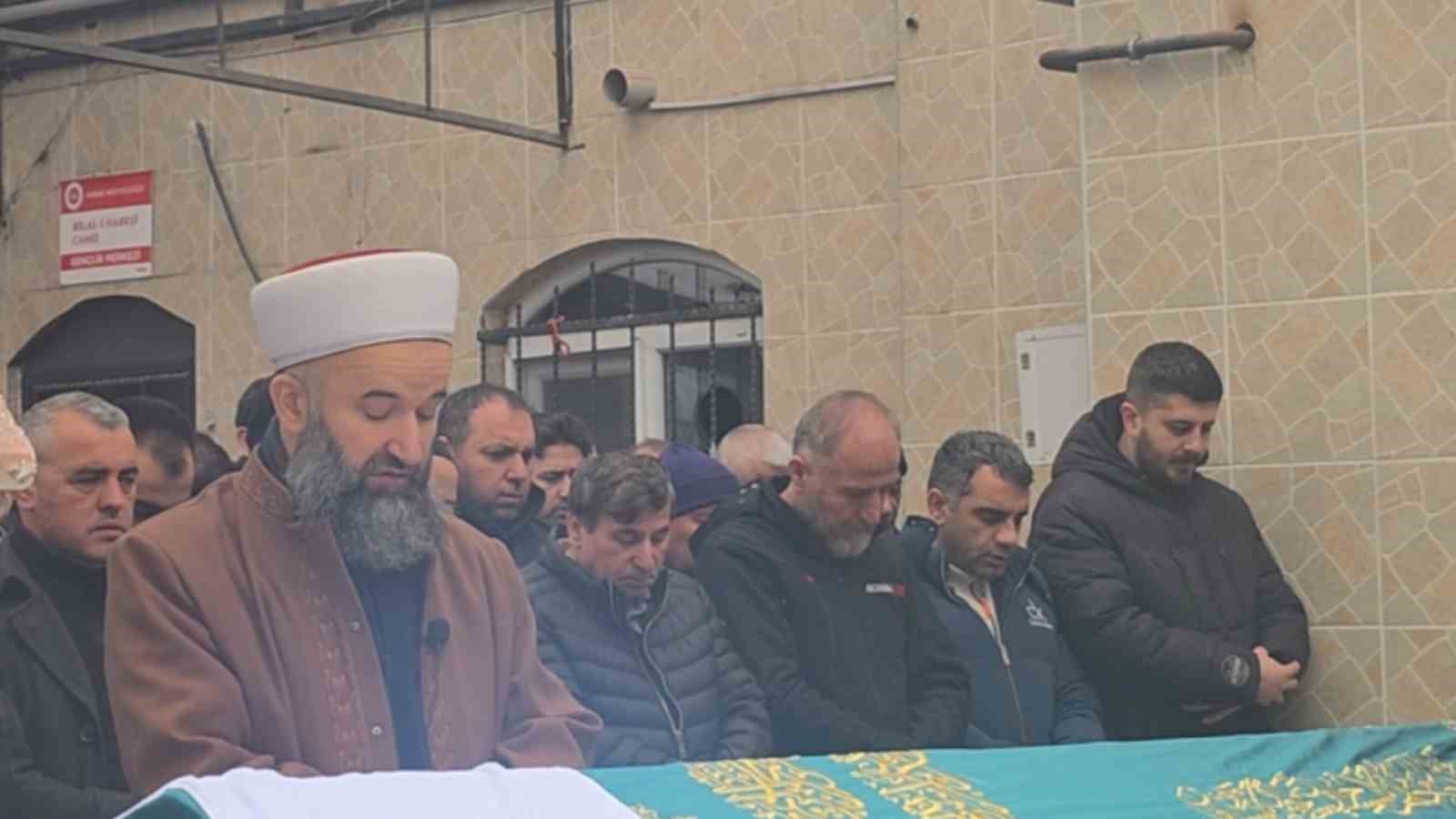 Ankara’da aile katliamı yapan ve intihar eden şahıs ile annesi Gebze’de defnedildi
