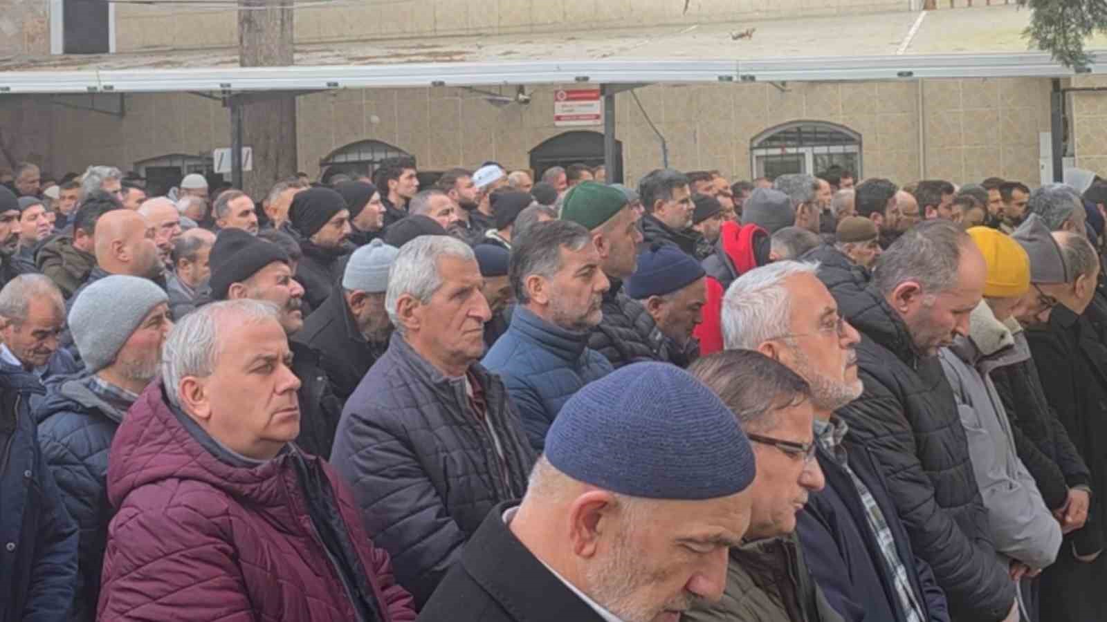 Ankara’da aile katliamı yapan ve intihar eden şahıs ile annesi Gebze’de defnedildi
