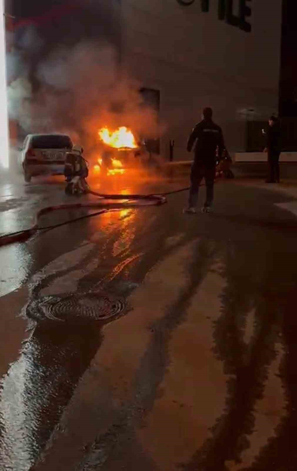 Ankara’da alev alan elektrikli otomobil kullanılmaz hale geldi
