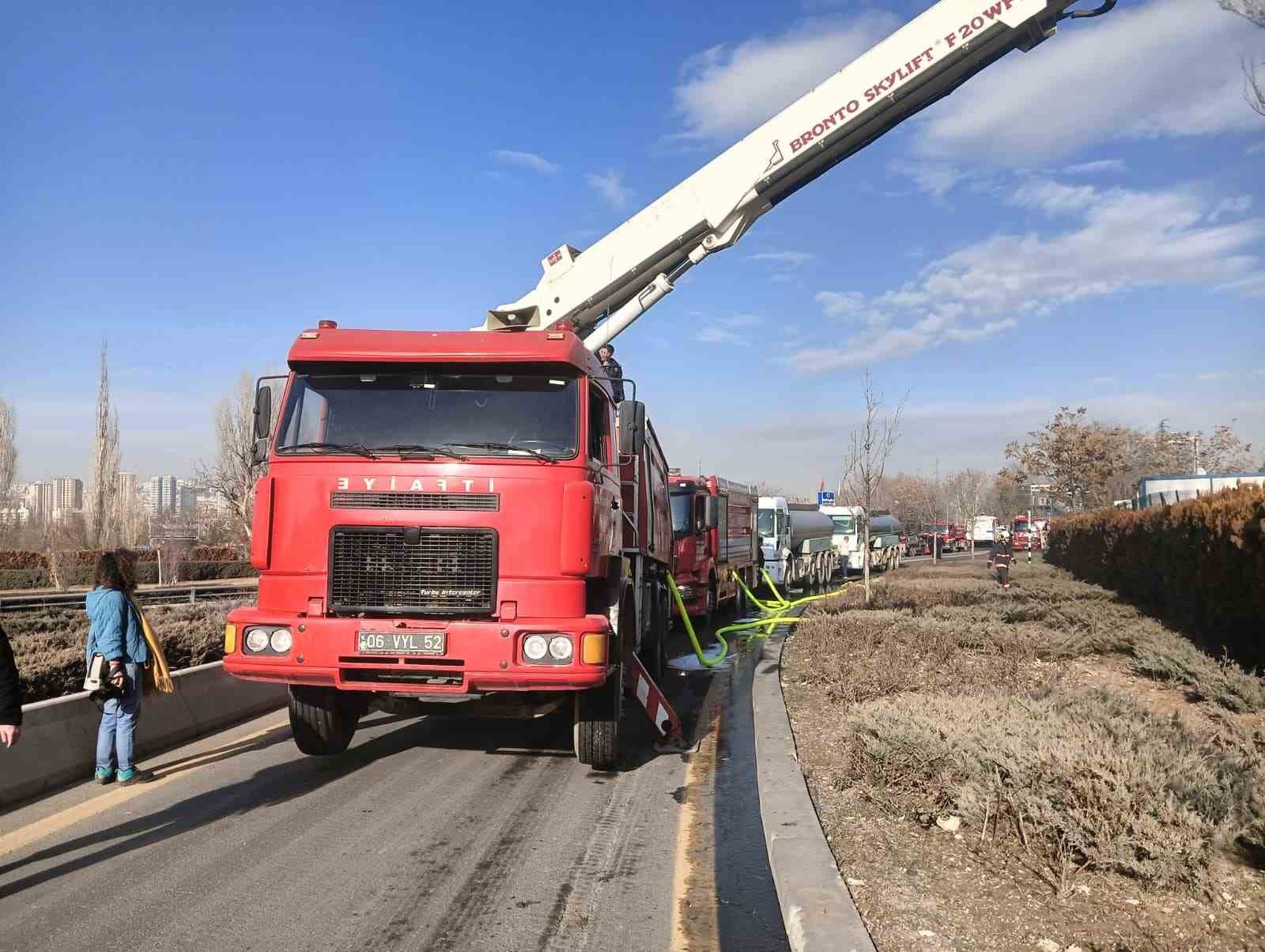 Ankara’da alkol yüklü tırlar alev aldı
