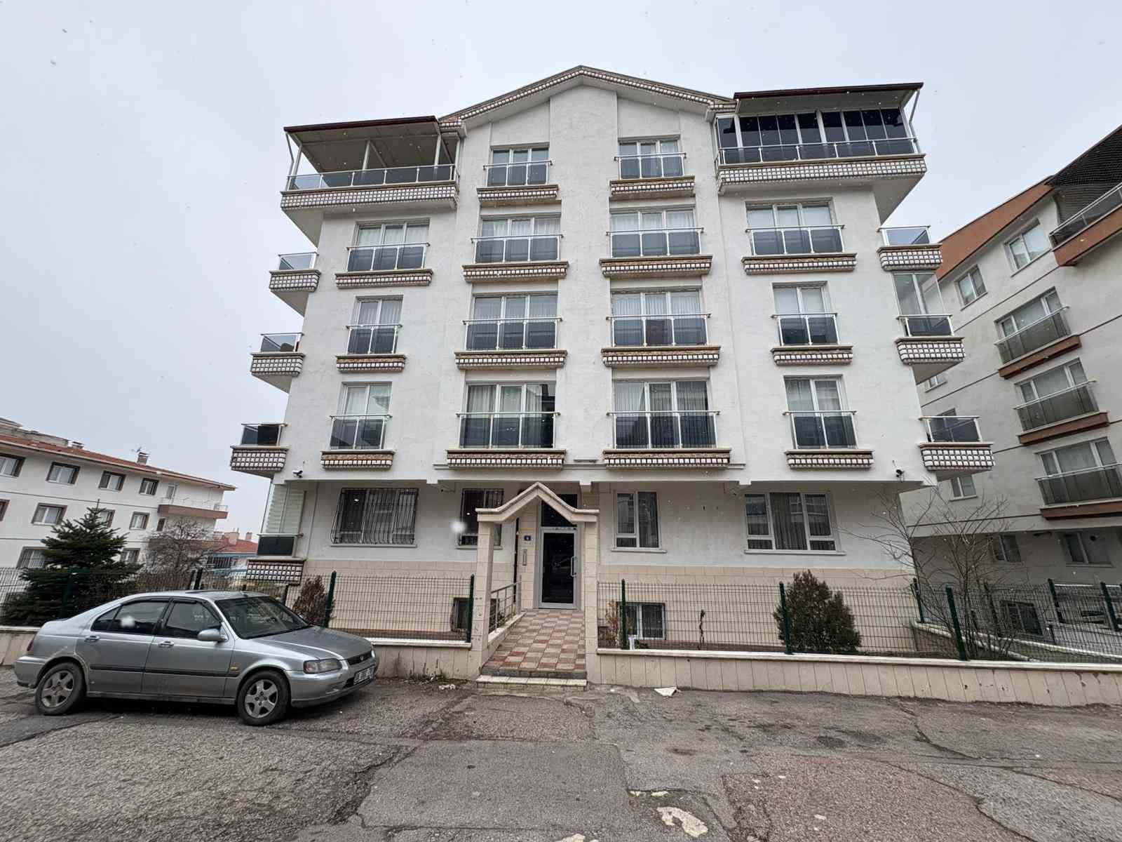 Ankara’da artan su kesintileri nedeniyle apartmana depo inşa etmeye çalışan 4 kişi boyadan soludukları kimyasal maddeden etkilendi
