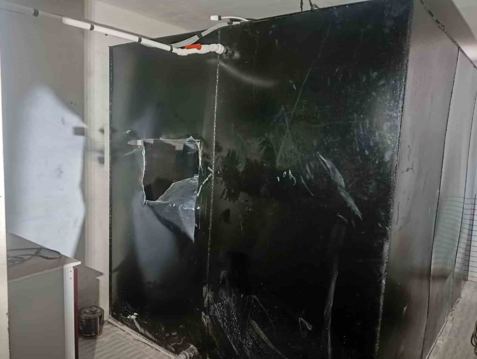 Ankara’da artan su kesintileri nedeniyle apartmana depo inşa etmeye çalışan 4 kişi boyadan soludukları kimyasal maddeden etkilendi
