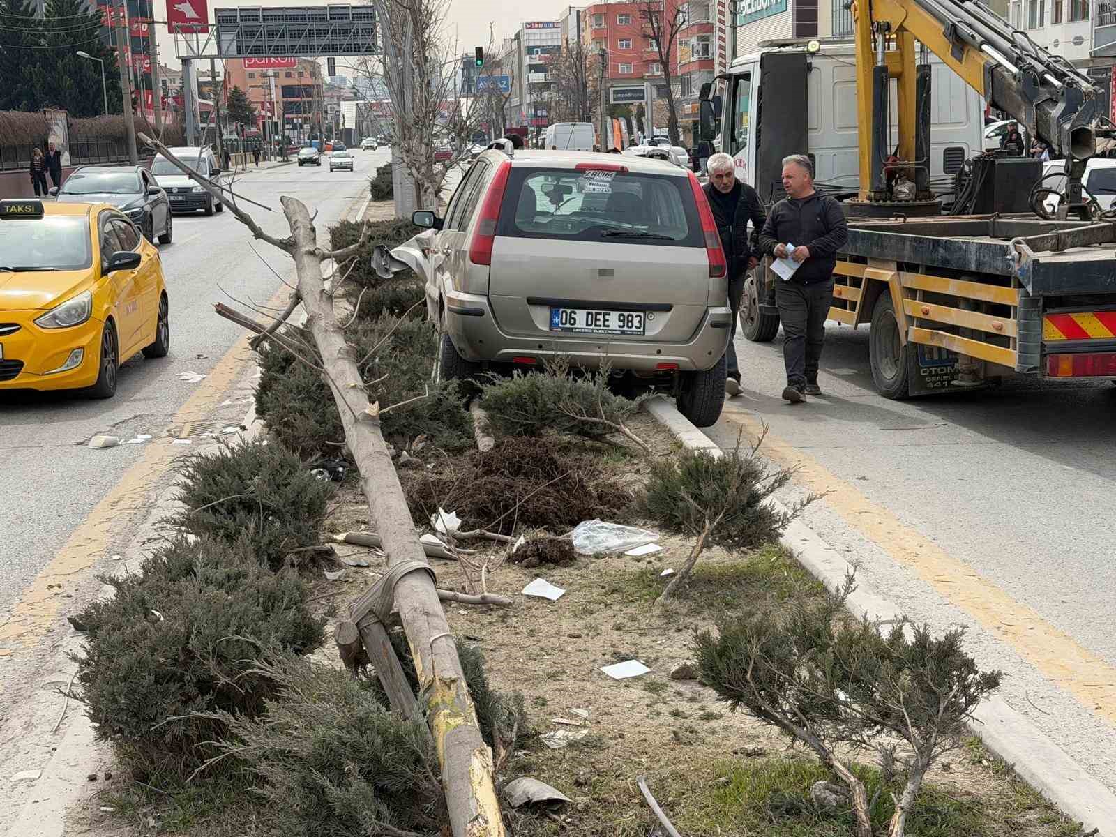 Ankara’da bir araç, yayalara çarptı: 1’i ağır, 2 yaralı
