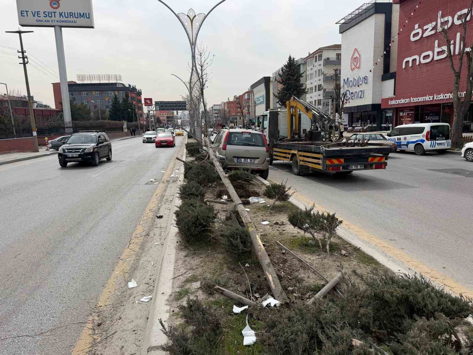 Ankara’da bir araç, yayalara çarptı: 1’i ağır, 2 yaralı

