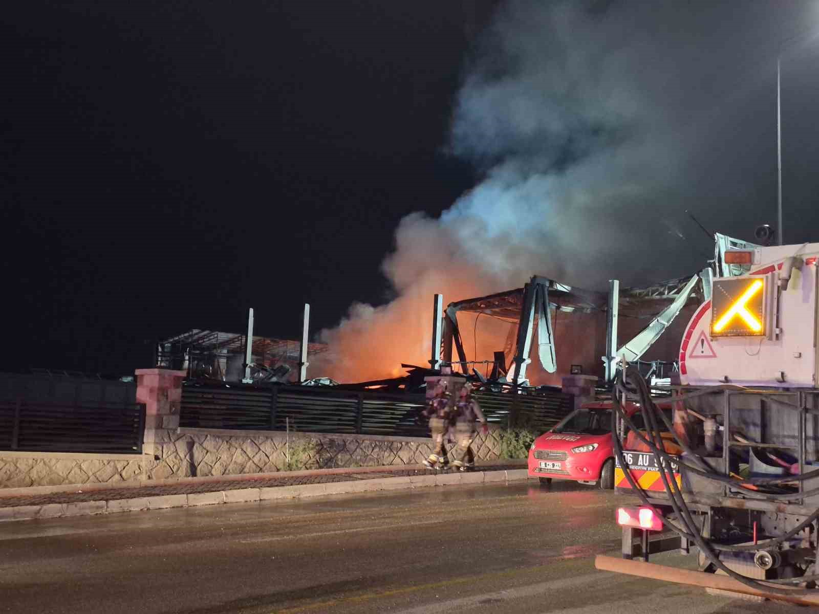 Ankara’da bir ilaç fabrikası çıkan yangın sonrası kullanılamaz hale geldi
