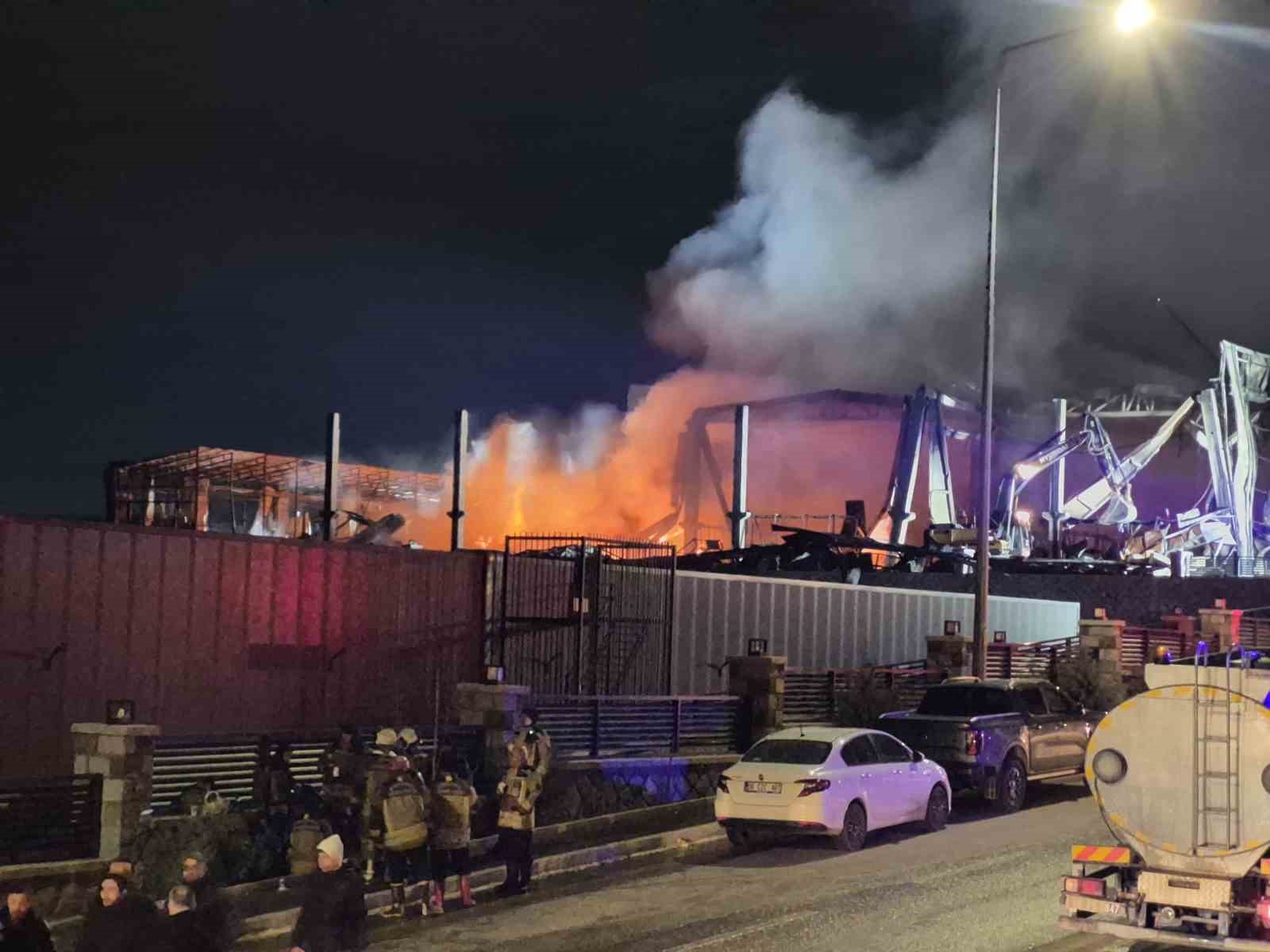 Ankara’da bir ilaç fabrikası çıkan yangın sonrası kullanılamaz hale geldi
