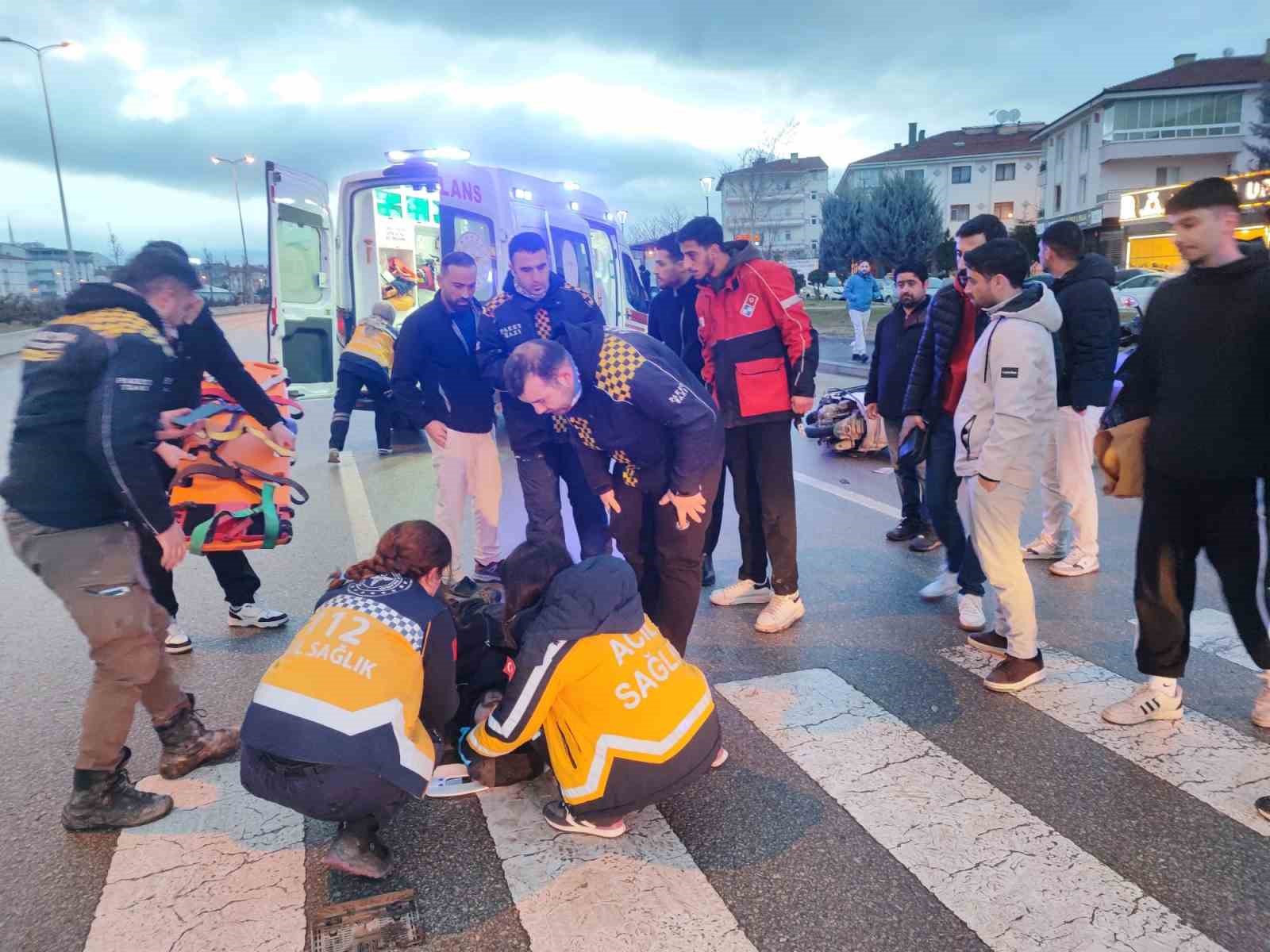 Ankara’da dengesini kaybeden motokurye yola savruldu
