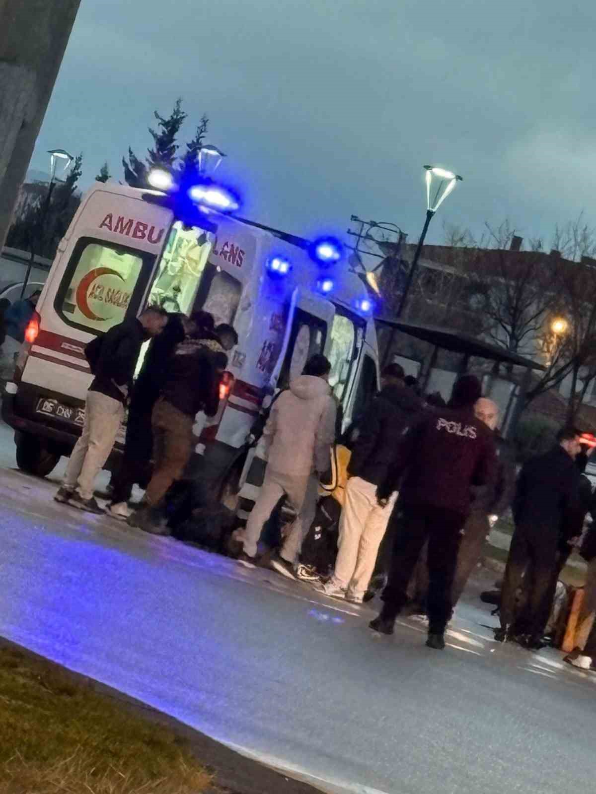 Ankara’da dengesini kaybeden motokurye yola savruldu
